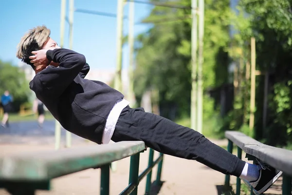 Ein Mann in Sportbekleidung im Freien — Stockfoto