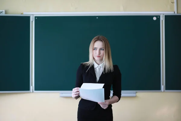 Jeune fille professeur à l'école primaire — Photo