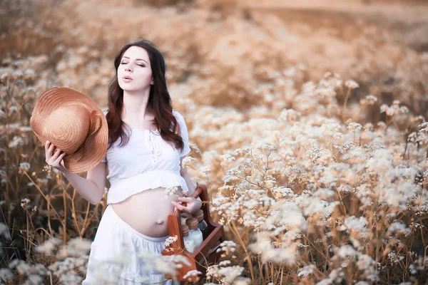 Schwangere Frau spaziert im Herbst in der Natur — Stockfoto