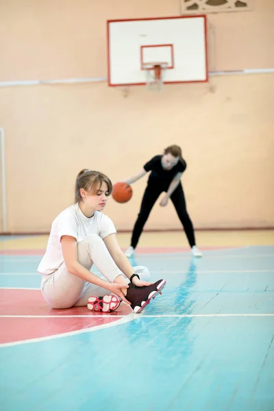 Девочка Студентка Спортзале Играет Баскетбол — стоковое фото