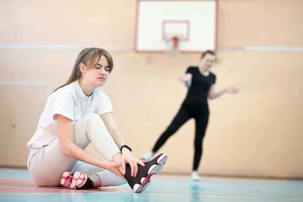 女孩在健身房打篮球 — 图库照片