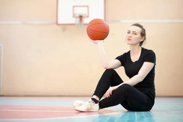 Dziewczyna w siłowni gry w koszykówkę — Zdjęcie stockowe