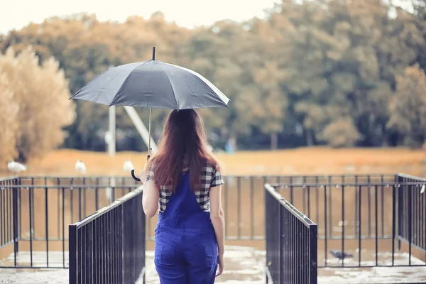 Fiatal lány az őszi parkban — Stock Fotó