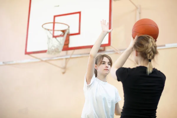 Menina no ginásio jogando uma bola de basquete — Fotografia de Stock