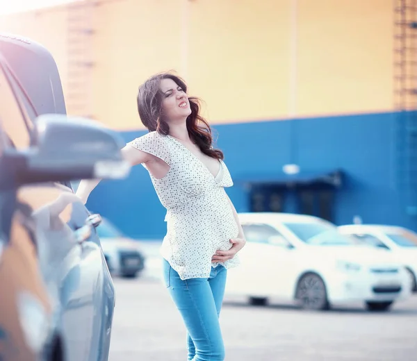 Menina com comida saindo do supermercado — Fotografia de Stock