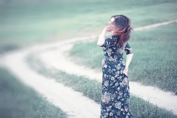 Schwangere Mädchen in einem Kleid in der Natur — Stockfoto