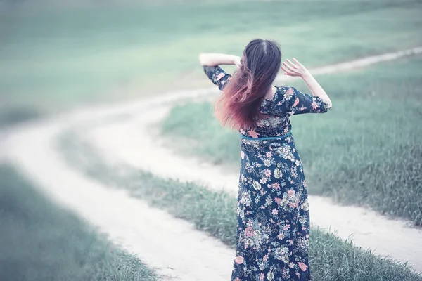 Schwangere Mädchen in einem Kleid in der Natur — Stockfoto