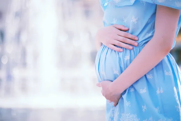 Schwangere Mädchen in einem Kleid in der Natur — Stockfoto