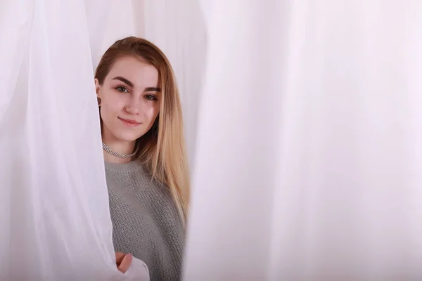 Chica con el pelo rubio y suéter gris — Foto de Stock