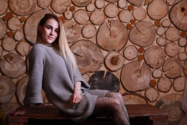Chica con el pelo rubio y suéter gris — Foto de Stock