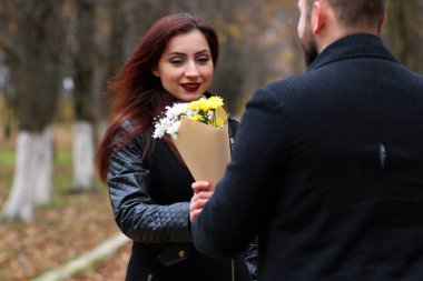 Genç bir çift sonbaharda karşılar