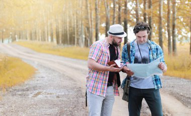 Genç bir adam bir haritaya benziyor