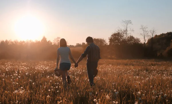 Uomo e una ragazza camminano in autunno — Foto Stock