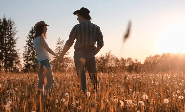 Мужчина и девушка гуляют осенью — стоковое фото