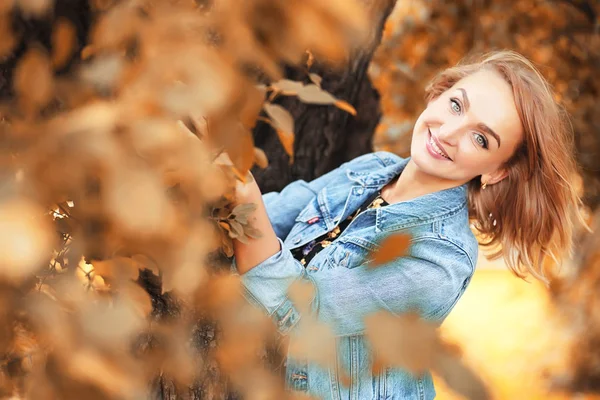 Красивая девушка в осеннем парке — стоковое фото