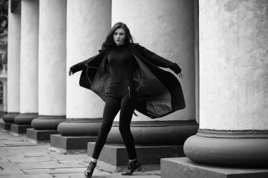 Kız bir ceket siyah beyaz fotoğraf