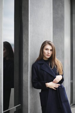 İş merkezinde paltolu güzel kız 