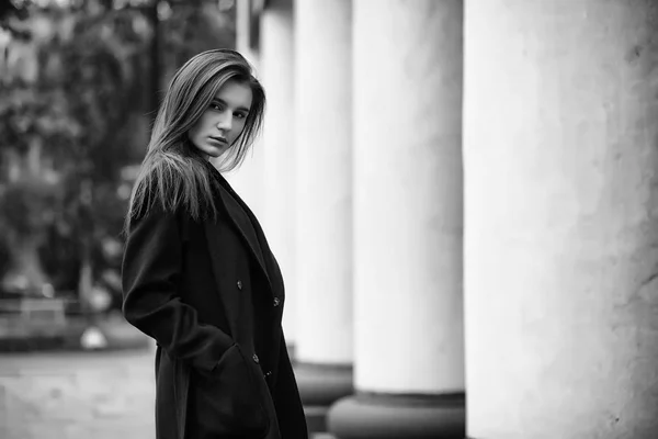 Fille dans un manteau noir et blanc photo — Photo