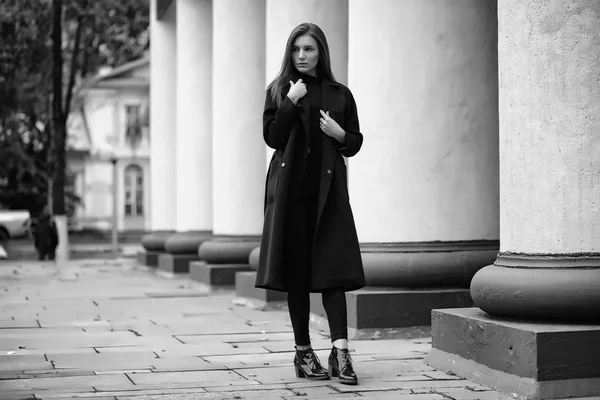 코트 흑백 사진에 여자 — 스톡 사진