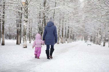 Karla kaplı Kış park ve banklar. Park ve beslenme için pier 