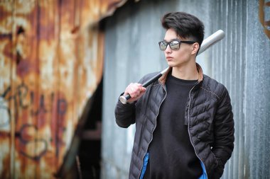 Asya genç adam sokakta bir ceket