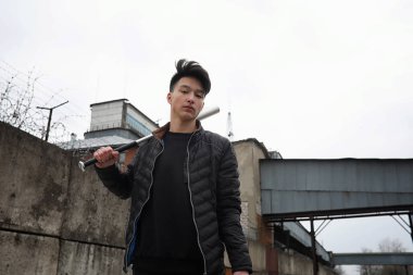 Asya genç adam kameraya poz sokakta