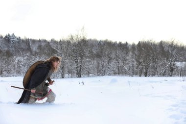 Defender'ı posta zırh genç savaşçı