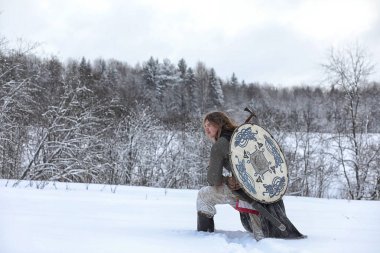 Defender'ı posta zırh genç savaşçı