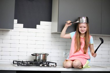 Küçük kız mutfakta. 