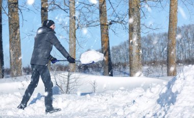 adam yoldan kürekle kar karlı kış aylarında kaldırmak 