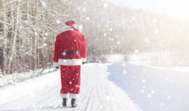 Noel Baba hediyeleri ile açık gelir. Noel Baba kırmızı bir SÜ