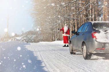 Noel Baba hediyeleri ile açık gelir. Noel Baba kırmızı bir SÜ