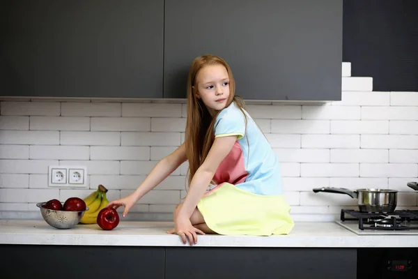 Petite fille dans la cuisine — Photo