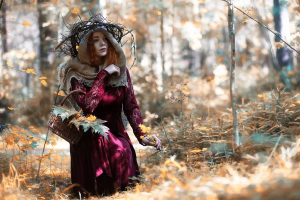 Wahrsagerin führt rituellen Herbst durch — Stockfoto