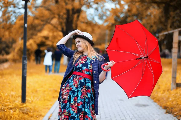 Menina na rua com um guarda-chuva — Fotografia de Stock