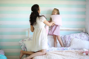 Küçük kız ülkenin Rusya büyük bir kırmızı kedi ile oynuyor. Resim seçici odak ile