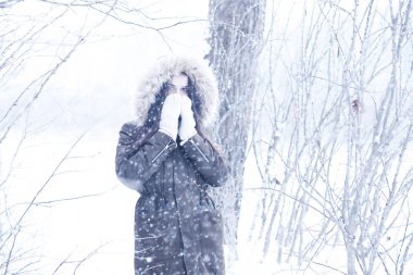 Güzel kızı güzel kış kar