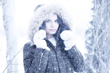 Güzel kızı güzel kış kar