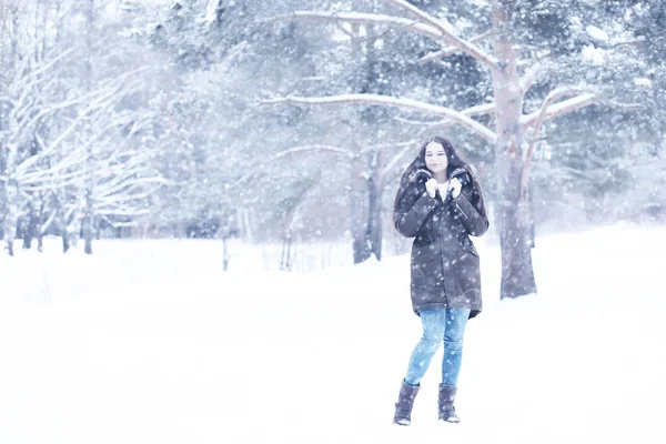 Mooi meisje in een mooie wintersneeuw — Stockfoto
