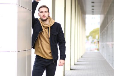 Genç sakallı adam sonbahar parkında