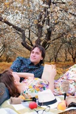 sonbahar Park tarihte genç Çift