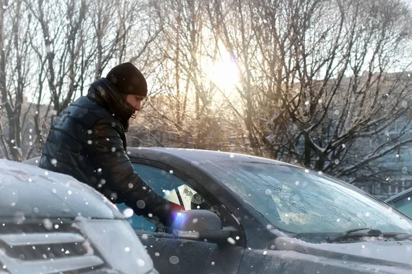 Araba cam kardan adam temizler — Stok fotoğraf