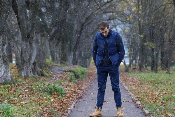 Junger Mann mit Bart im Herbst — Stockfoto