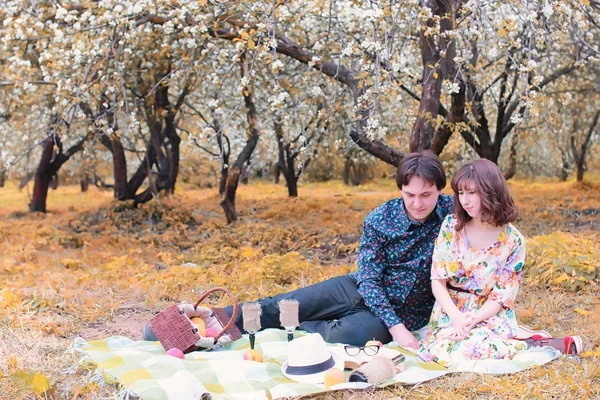 Pareja joven en la fecha en otoño parque — Foto de Stock