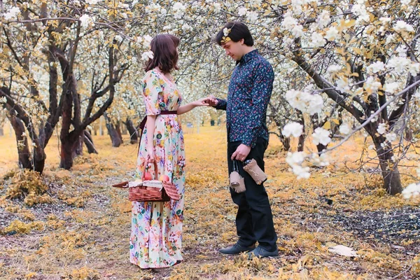 Young couple on date in autumn park — Stock Photo, Image