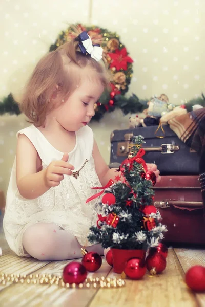 Niña y árbol de Navidad — Foto de Stock