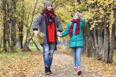 Genç güzel anne ile kızı niteliğine. Bir kız bir 