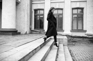 Kız bir ceket siyah beyaz fotoğraf