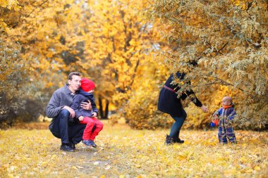 Öğleden sonra sonbahar Park aile