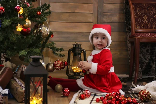 Criança pequena e brinquedos de Natal — Fotografia de Stock